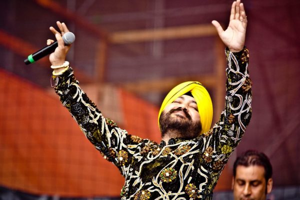 Daler Mehndi performing live on stage before the Kunjapuri Fair controversy